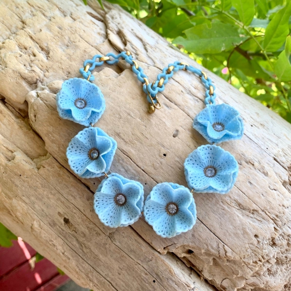 🌼 Vintage '50s/'60s blue plastic floral choker necklace